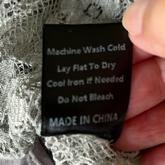 POL Floral V-Neck Raw Edge T-Shirt with Lace Detail Boho Cottagecore Size Small - Picture 13 of 16